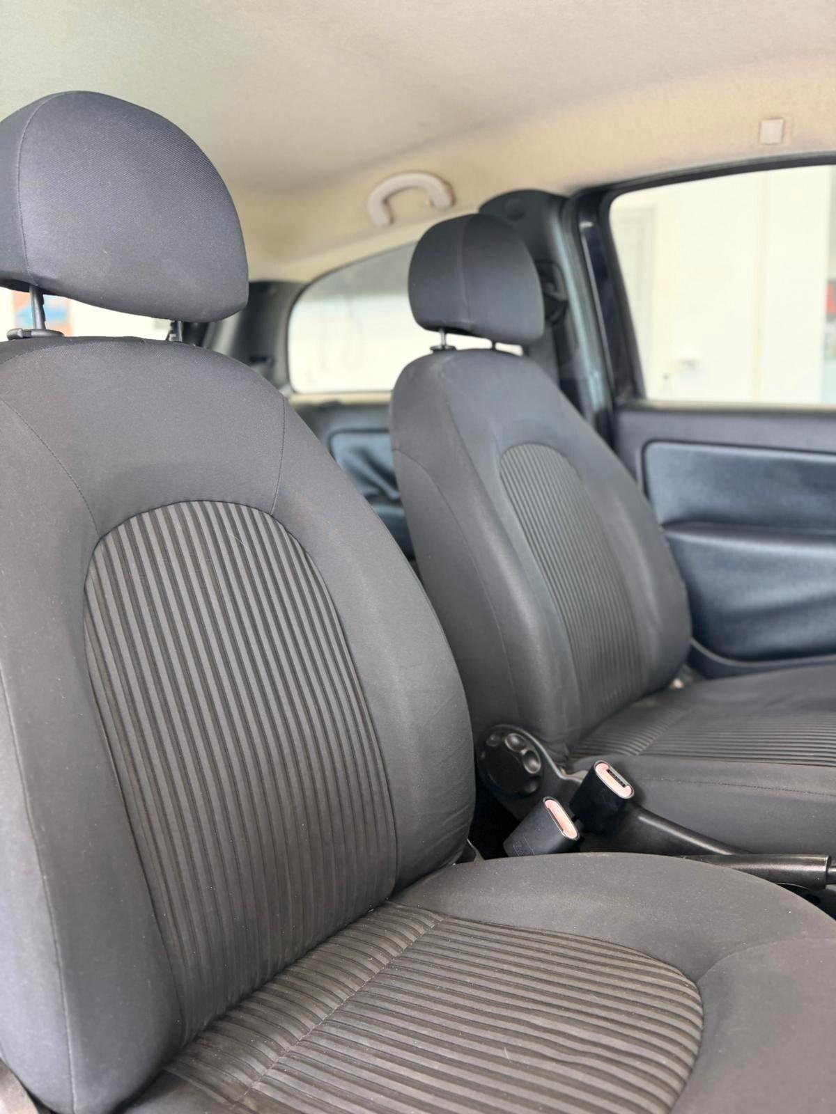Lancia Ypsilon 1.3 MJT 75 CV Versus