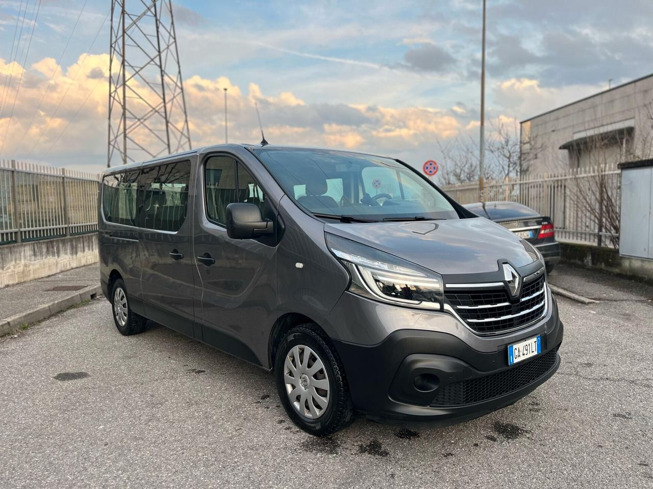 RENAULT TRAFIC 9P LUNGO CAMBIO AUTOMATICO DOPPIA PORTA