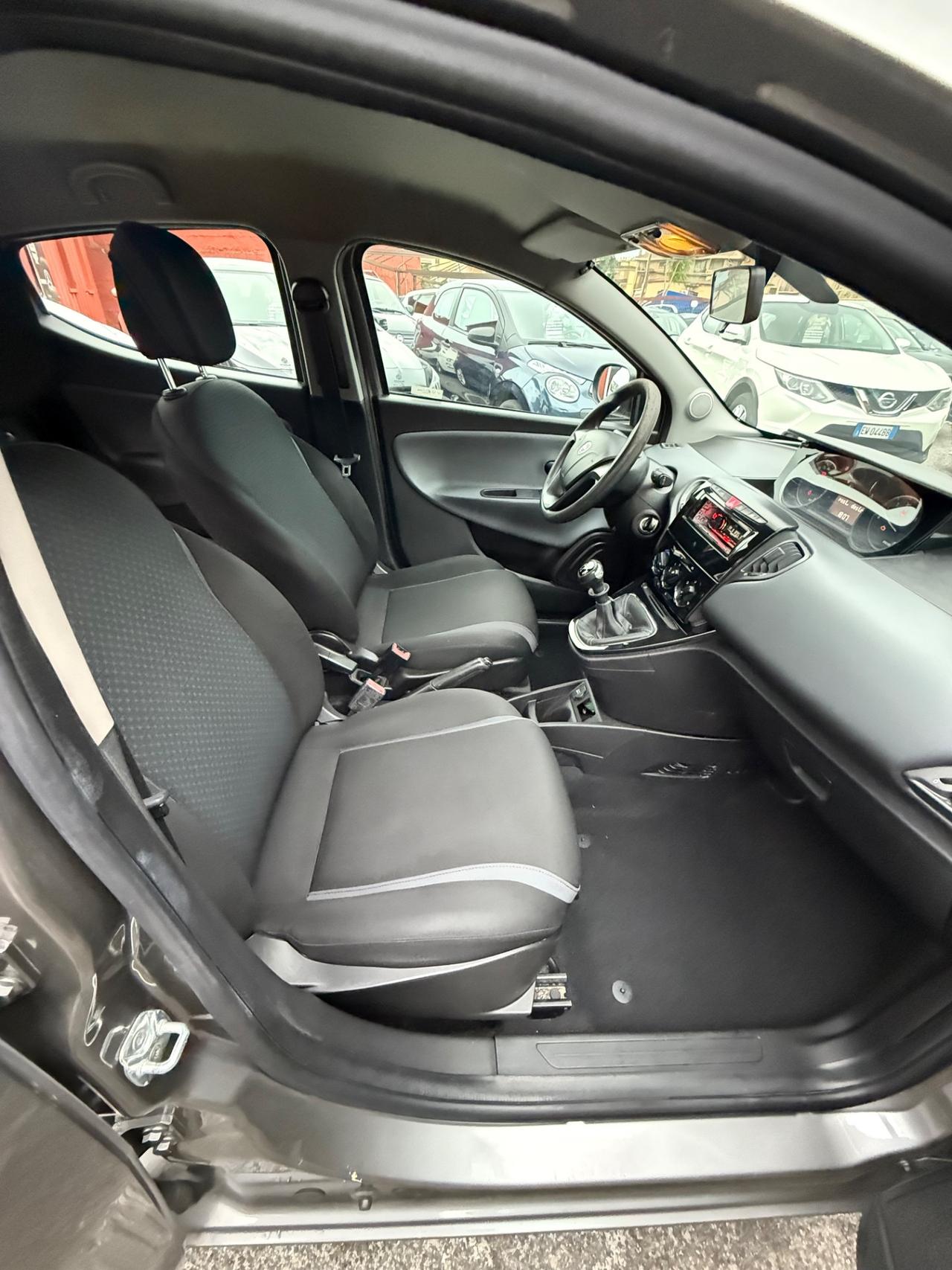 Ypsilon 1.2 69 CV 5 porte/rate/permute/garanzia