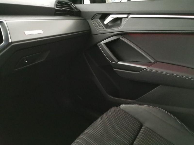 Audi Q3 Sportback 35 2.0 tdi Identity Black s-tronic