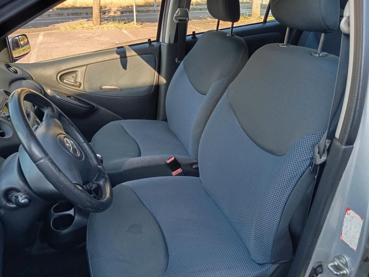Toyota Yaris 1.0i 16V cat 5 porte Neopatentati