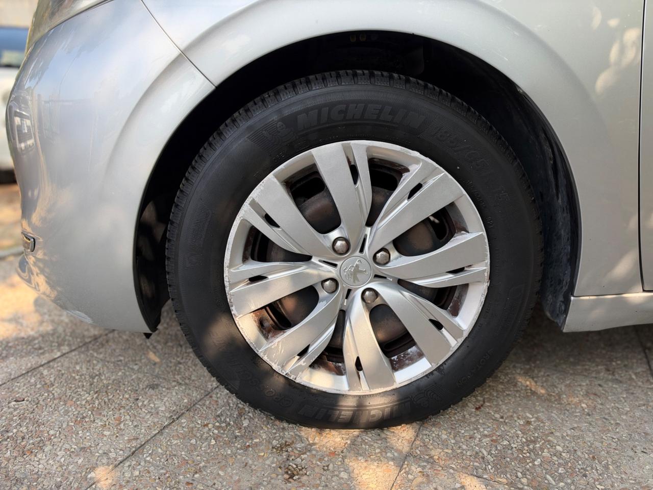 Peugeot 208 1.4 HDi 68 CV 5 porte Allure