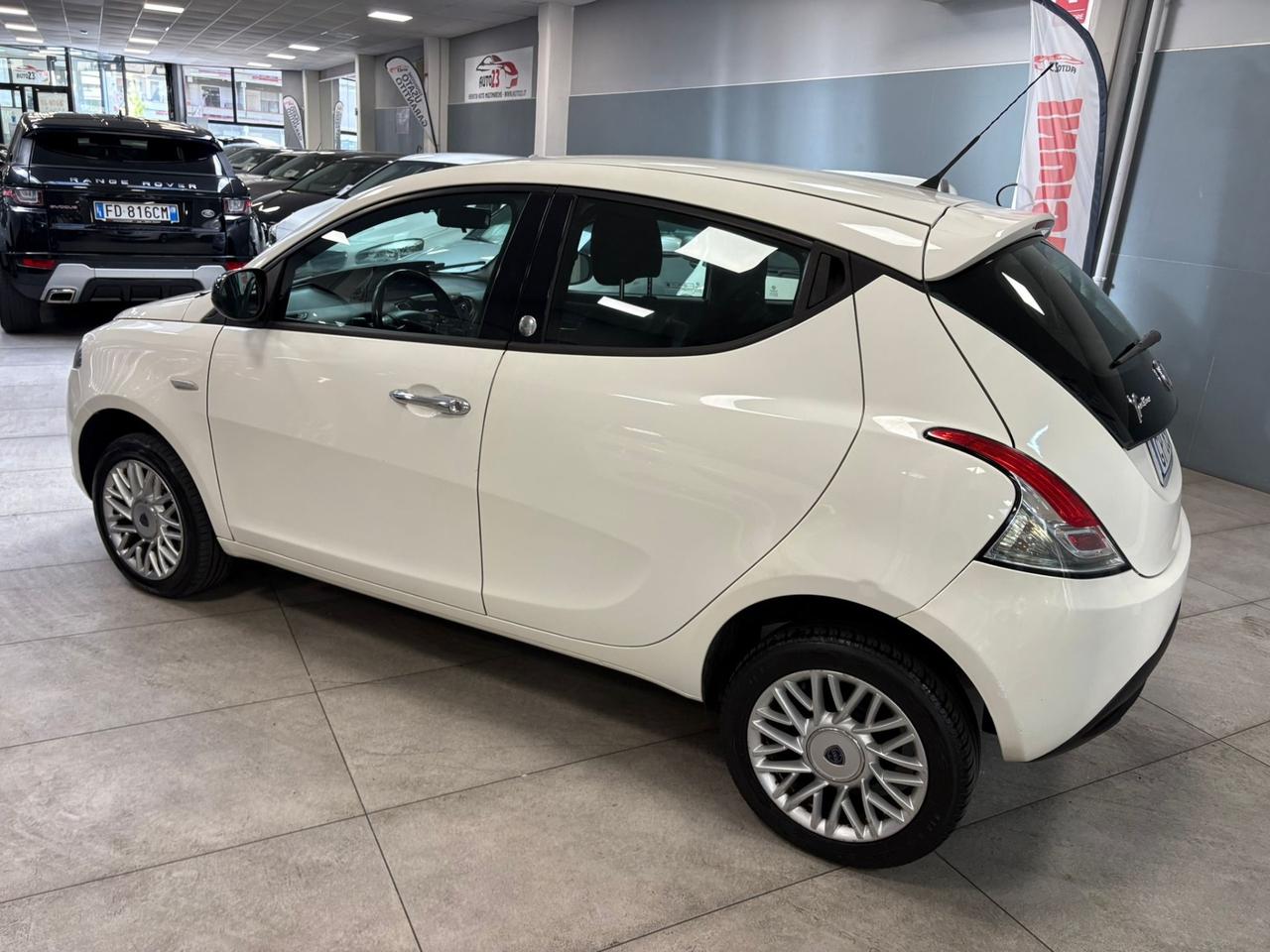 Lancia Ypsilon 0.9 TwinAir 85 CV 5 porte Metano Ecochic Silver