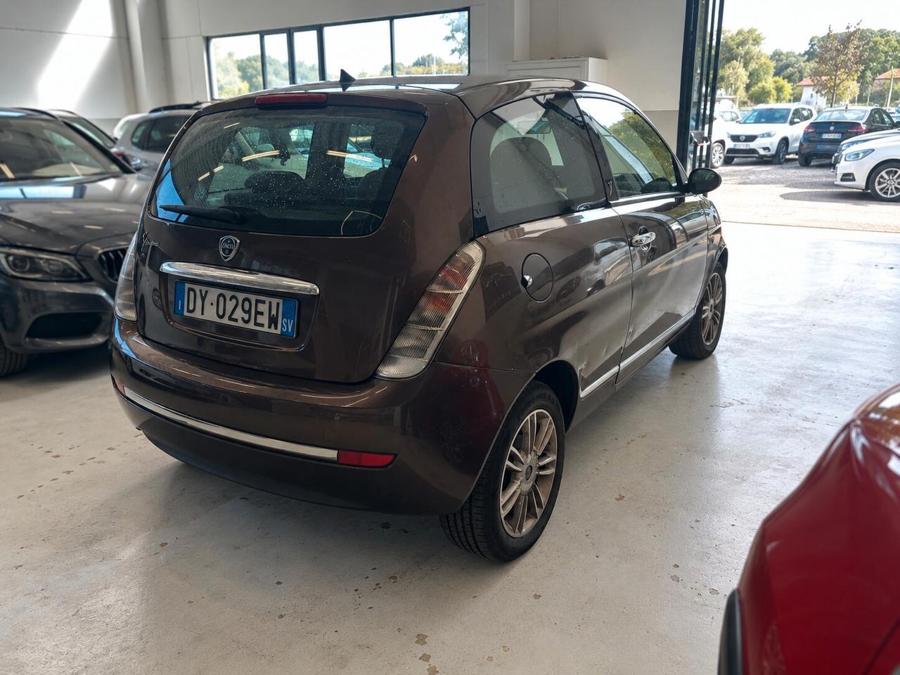 Lancia Ypsilon 1.3 MJT 75 CV Versus