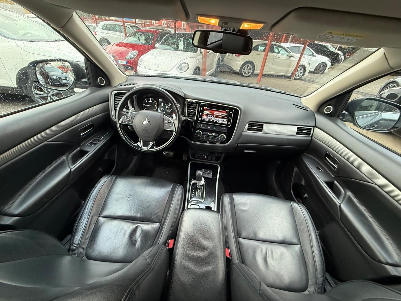 Outlander 2.2 DI-D 4x4-Instyle -7 posti-unipro-rate-E6