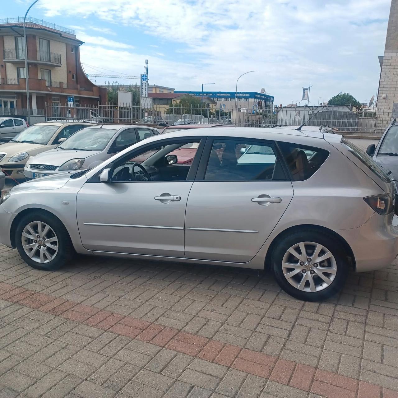 110.118 MAZDA 3 SEMBRA NUOVA OK NEOPATENTATI