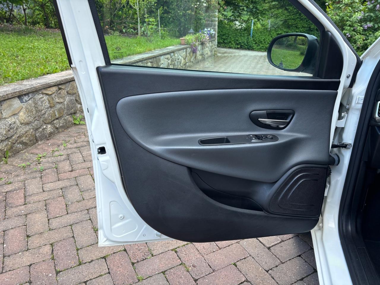 Lancia Ypsilon 0.9 TwinAir 85 CV 5 porte S&S Gold OK NEOPATENTATI
