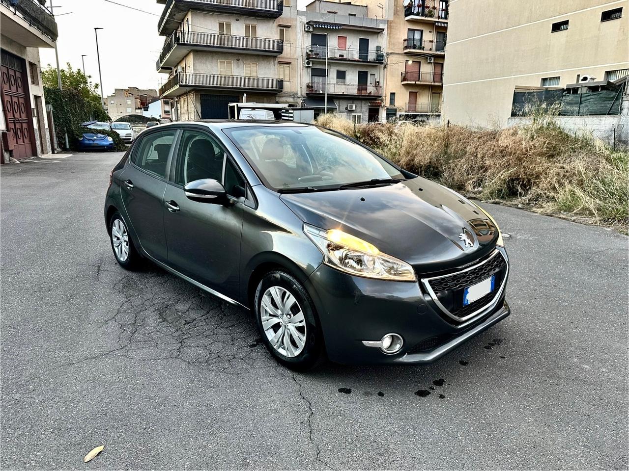 Peugeot 208 1.4 HDi 68 CV 5 porte Allure