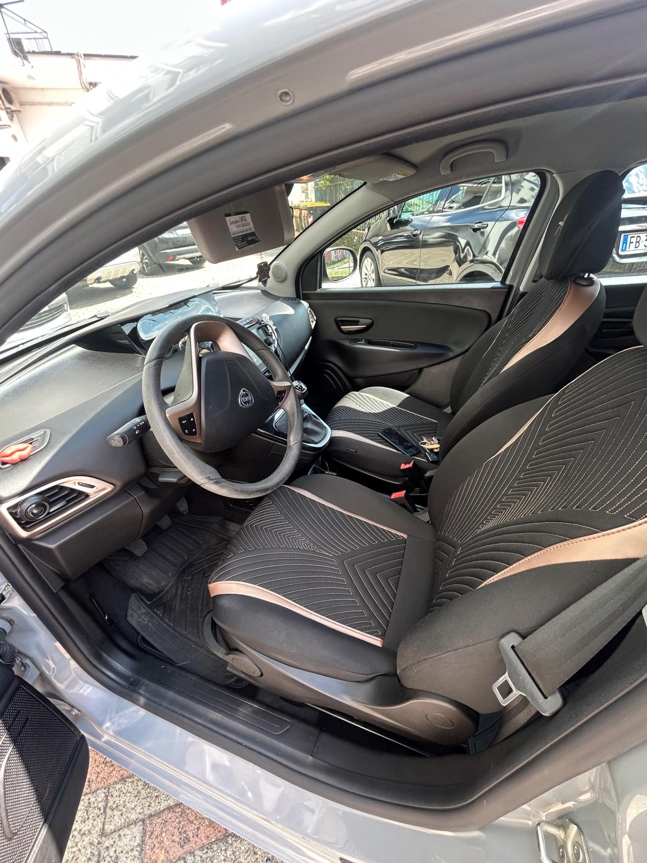 Ypsilon 1.0 FireFly 5 porte S&S Hybrid Alberta Ferretti