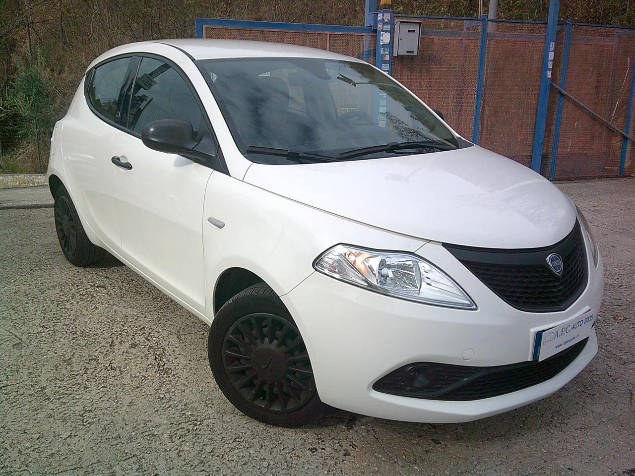 Lancia Ypsilon 1.0 FireFly 5 porte S&S Hybrid Ecochic Silver