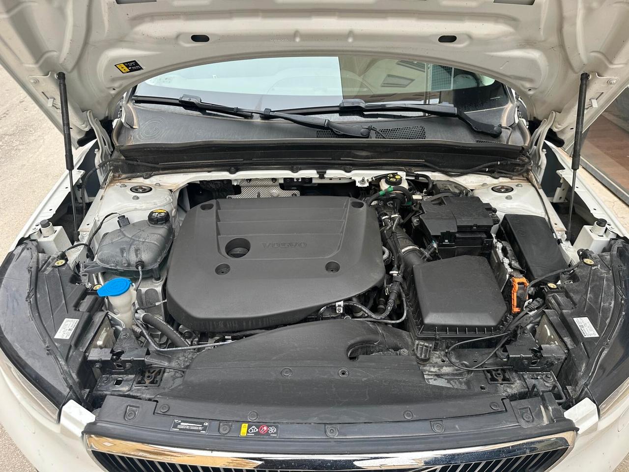 Volvo XC40 B4 2.0Mild Hybrid Core Full Opt. N1 gancio traino