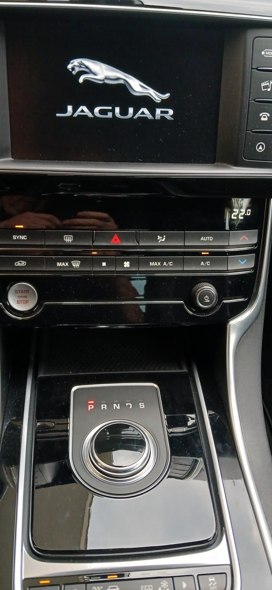Jaguar XE 2.0 D 180 cv automatica look sportivo