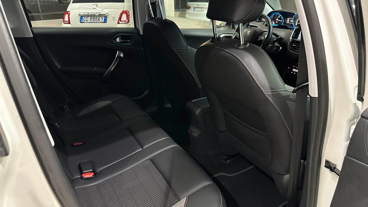 Peugeot 2008 BlueHDi 100 Allure Colore bianco perla