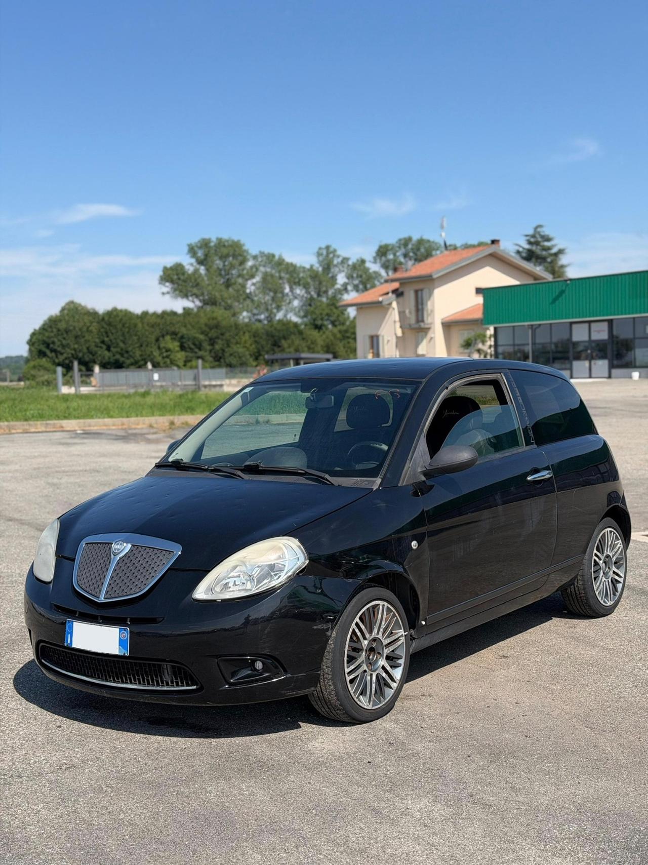 Lancia Ypsilon 1.3 MJT 75 CV Versus
