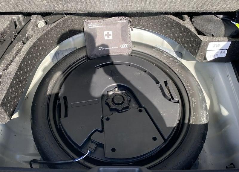Audi Q2 S Line interno ed esterno 2.0 TDI 150CV s-tronic 35
