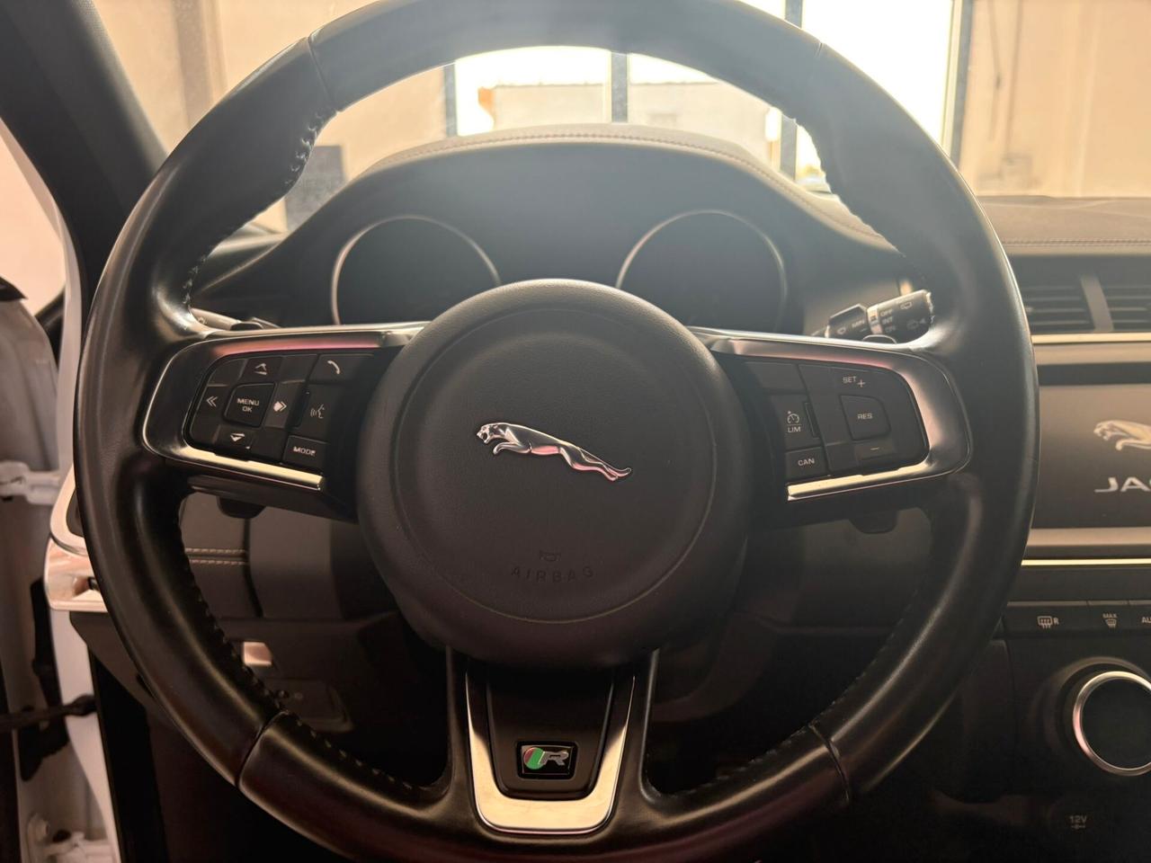 Jaguar E-Pace 2.0D 180 CV AWD aut. R-Dynamic