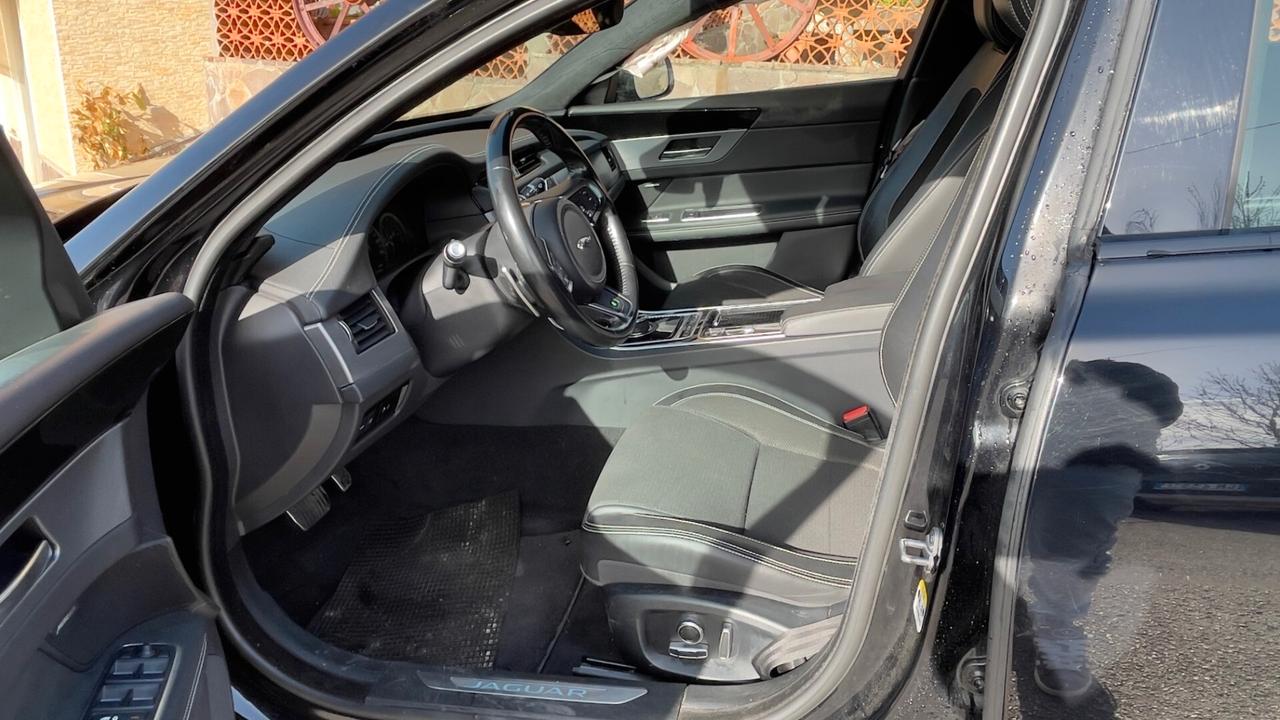 Jaguar XF 2.0 D 180 CV aut. R-Sport /(incidentata)