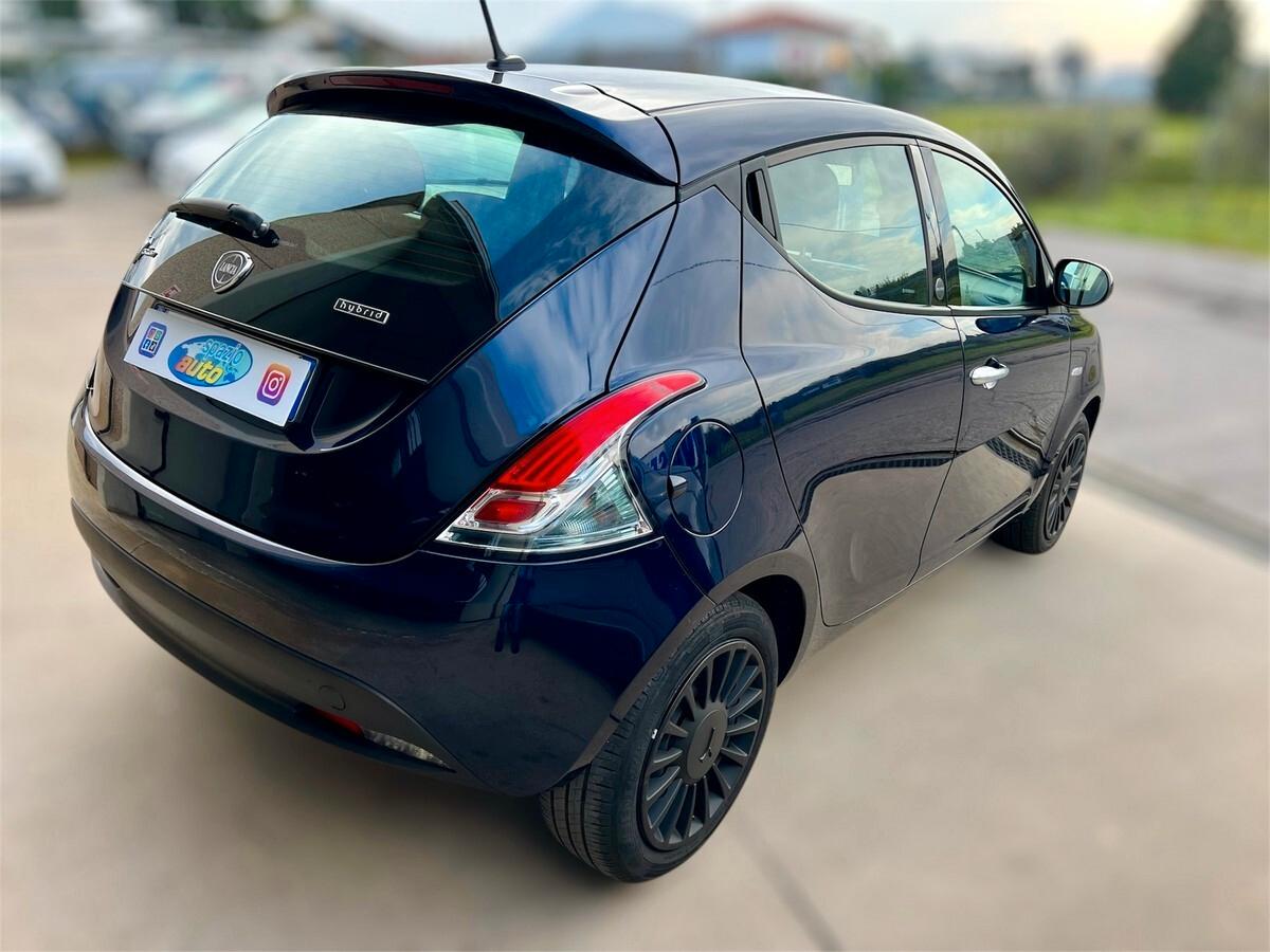Lancia Ypsilon 1.0 FireFly 5 porte S&S Hybrid Ecochic Silver anche NEOPATENTATI