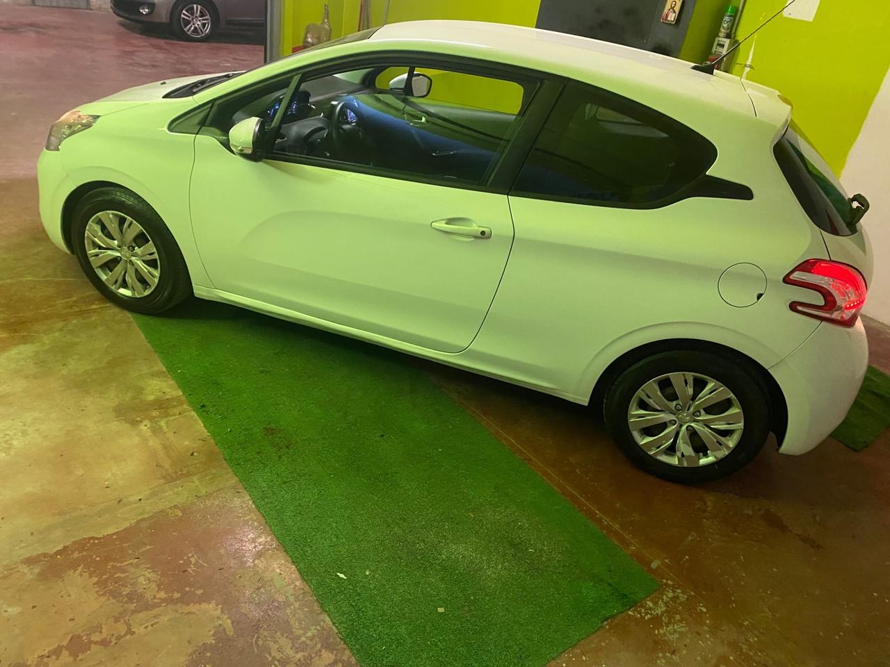 Peugeot 208 1.4 HDi 68 CV 3 porte Allure