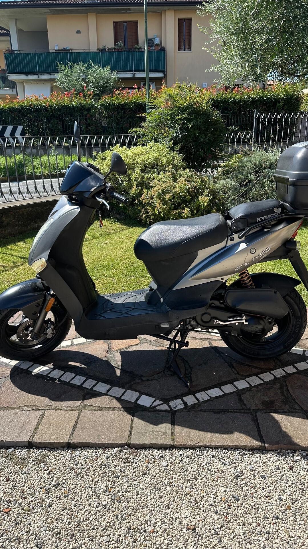 Kymco Agility 50 R12 con bauletto post