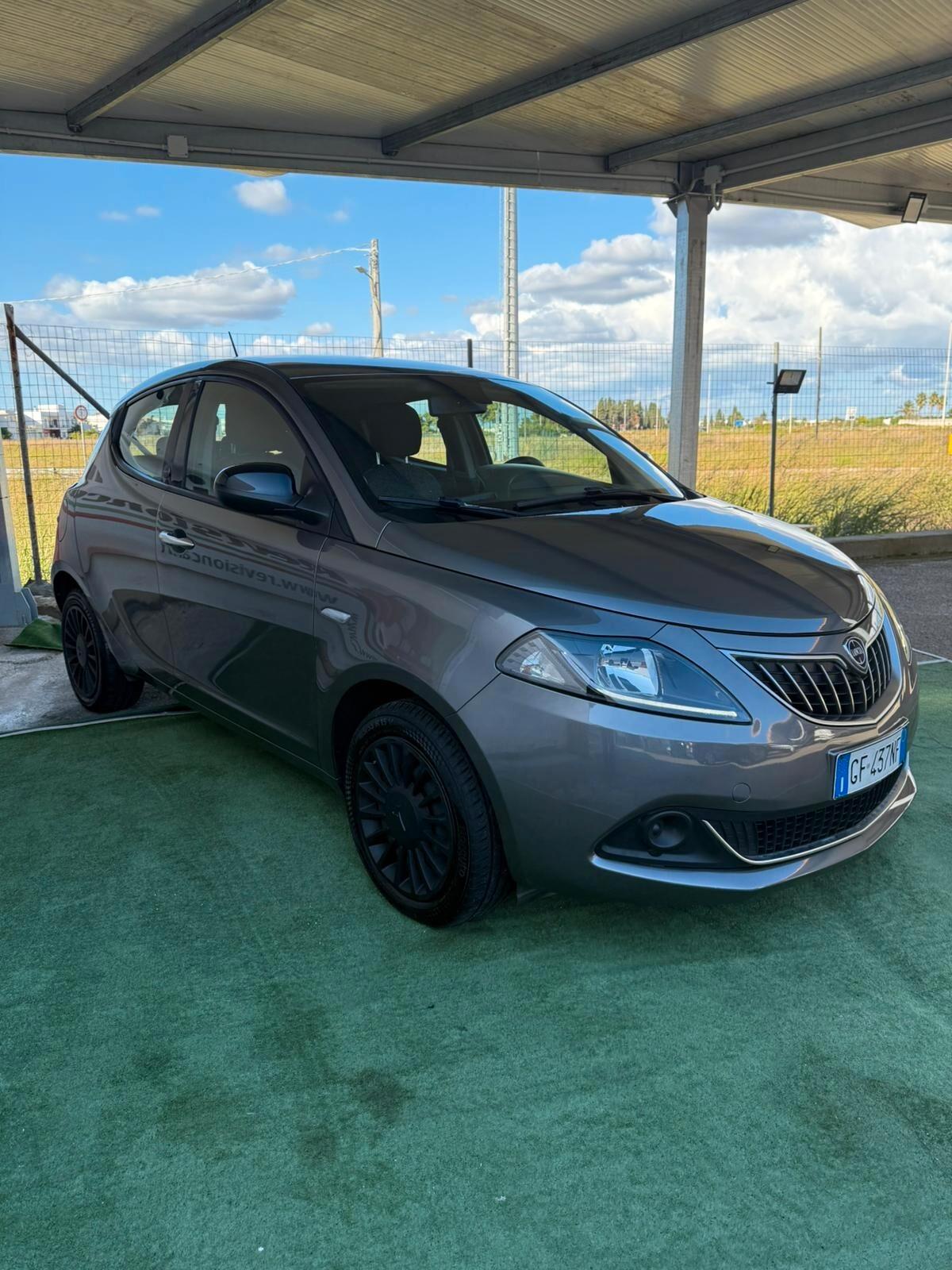 Lancia Ypsilon 1.0 FireFly 5 porte S&S Hybrid Ecochic Silver