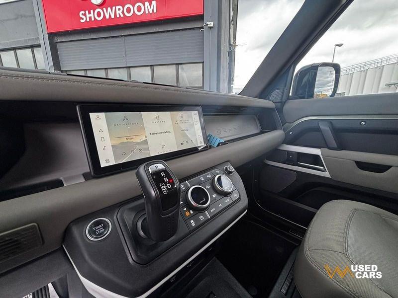 Land Rover Defender 3.0 I6 400 90 First Edition AWD auto