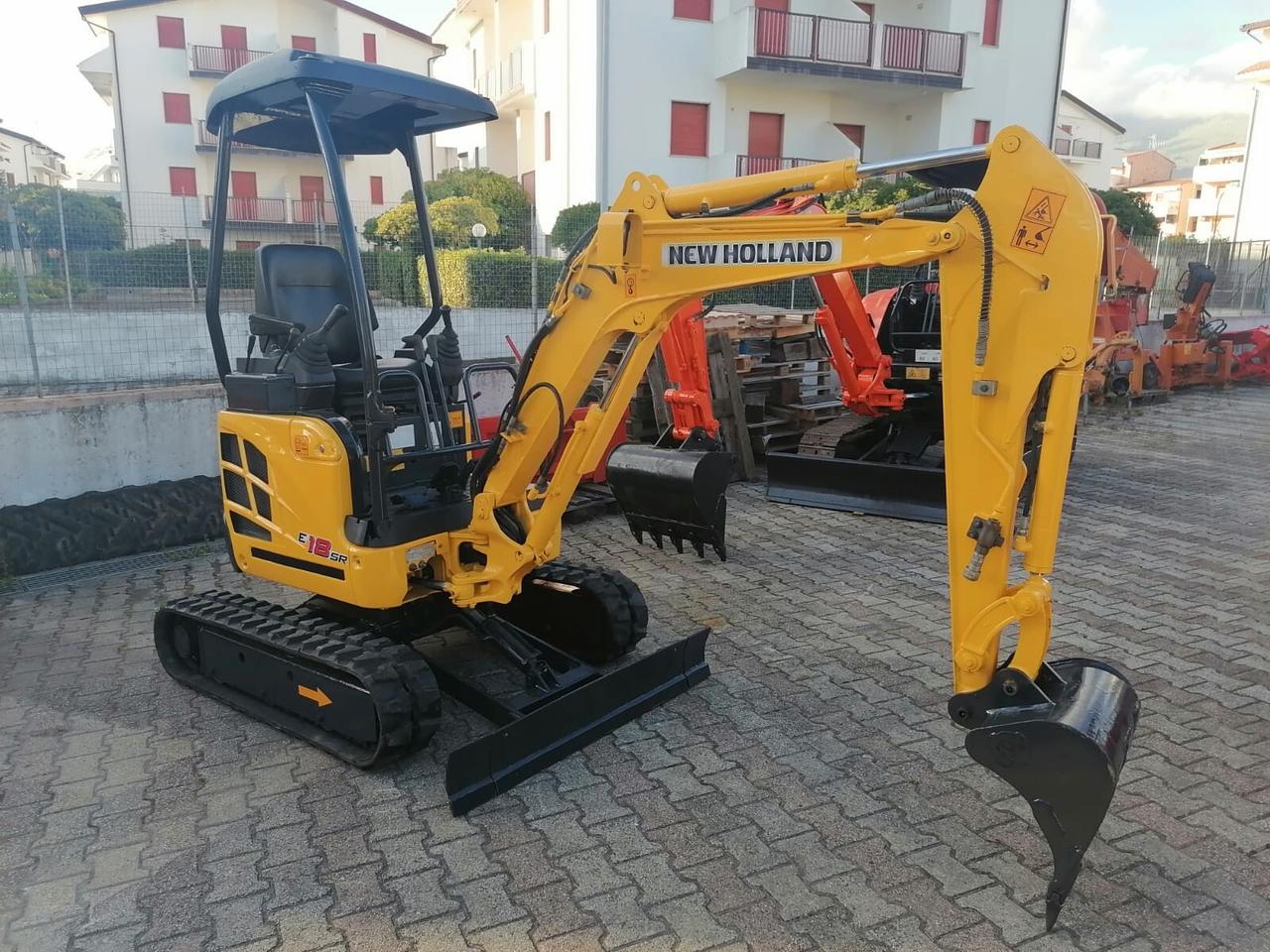 Escavatore Seminuovo New-Holland E18 SR (18 Quintali)