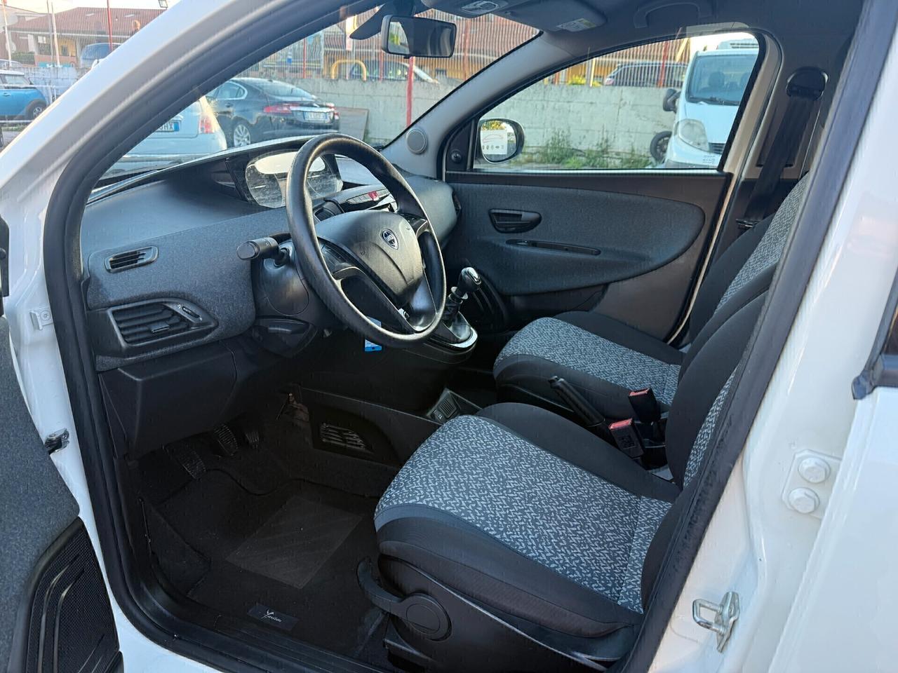 Lancia Ypsilon 1.0 FireFly 5 porte S&S Hybrid Ecochic Silver