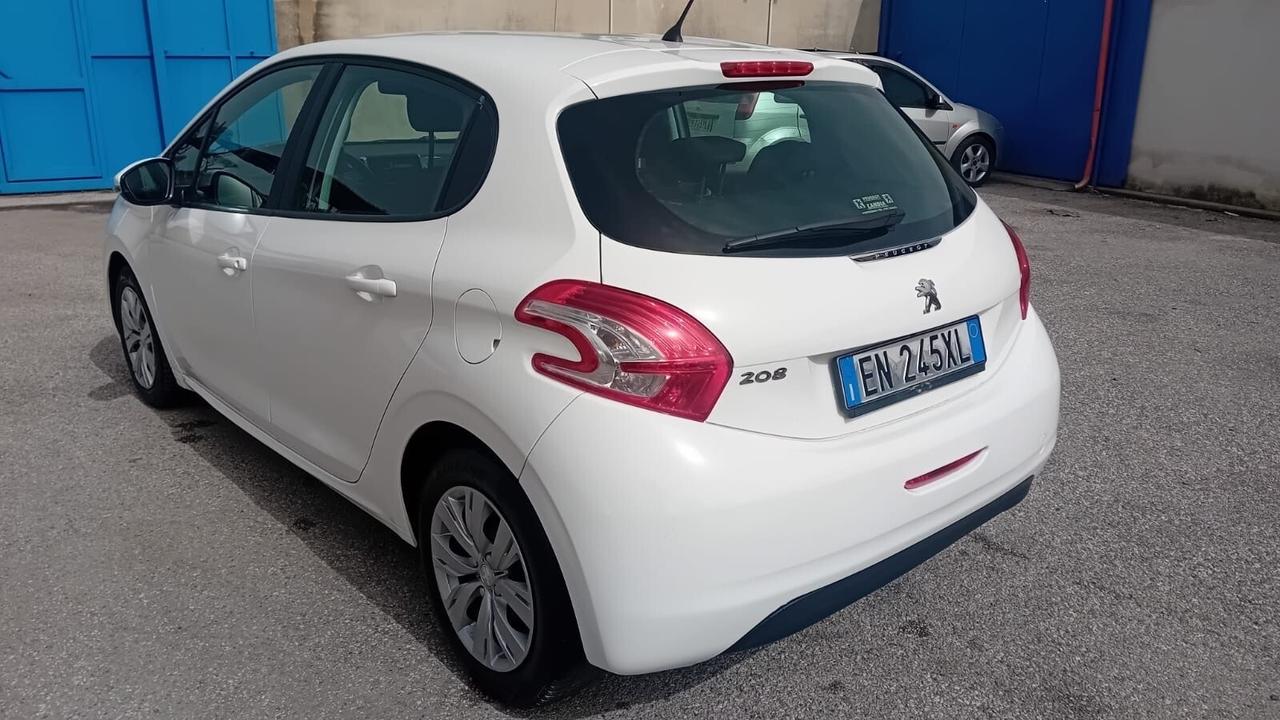 Peugeot 208 -1.4 hdi -5P-full-2013