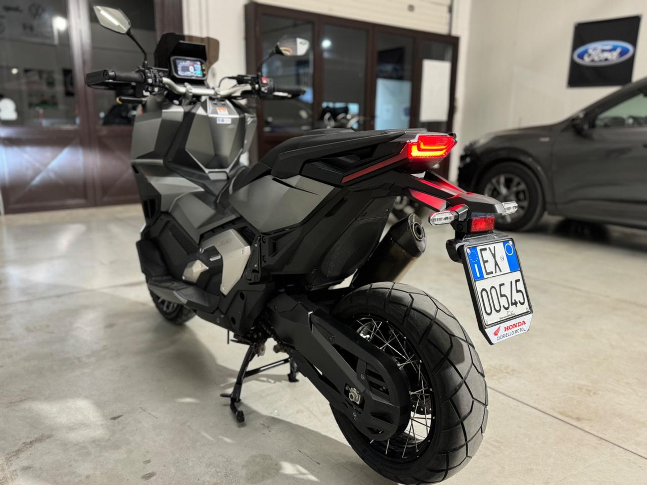 X-ADV 750 AKRAPOVIC