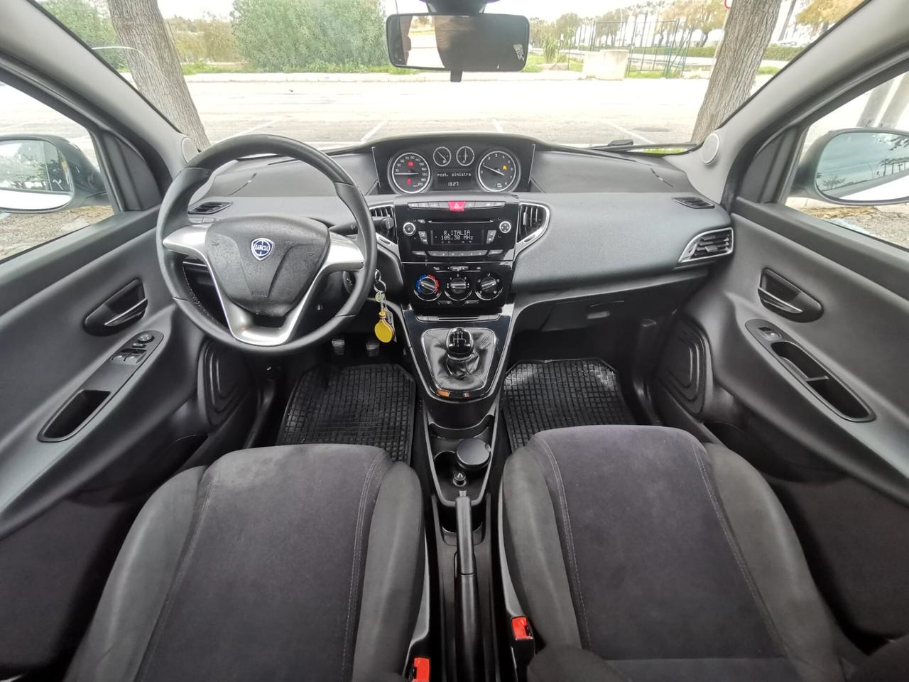 Lancia Ypsilon 1.2 69 CV 5P. Silver 2013