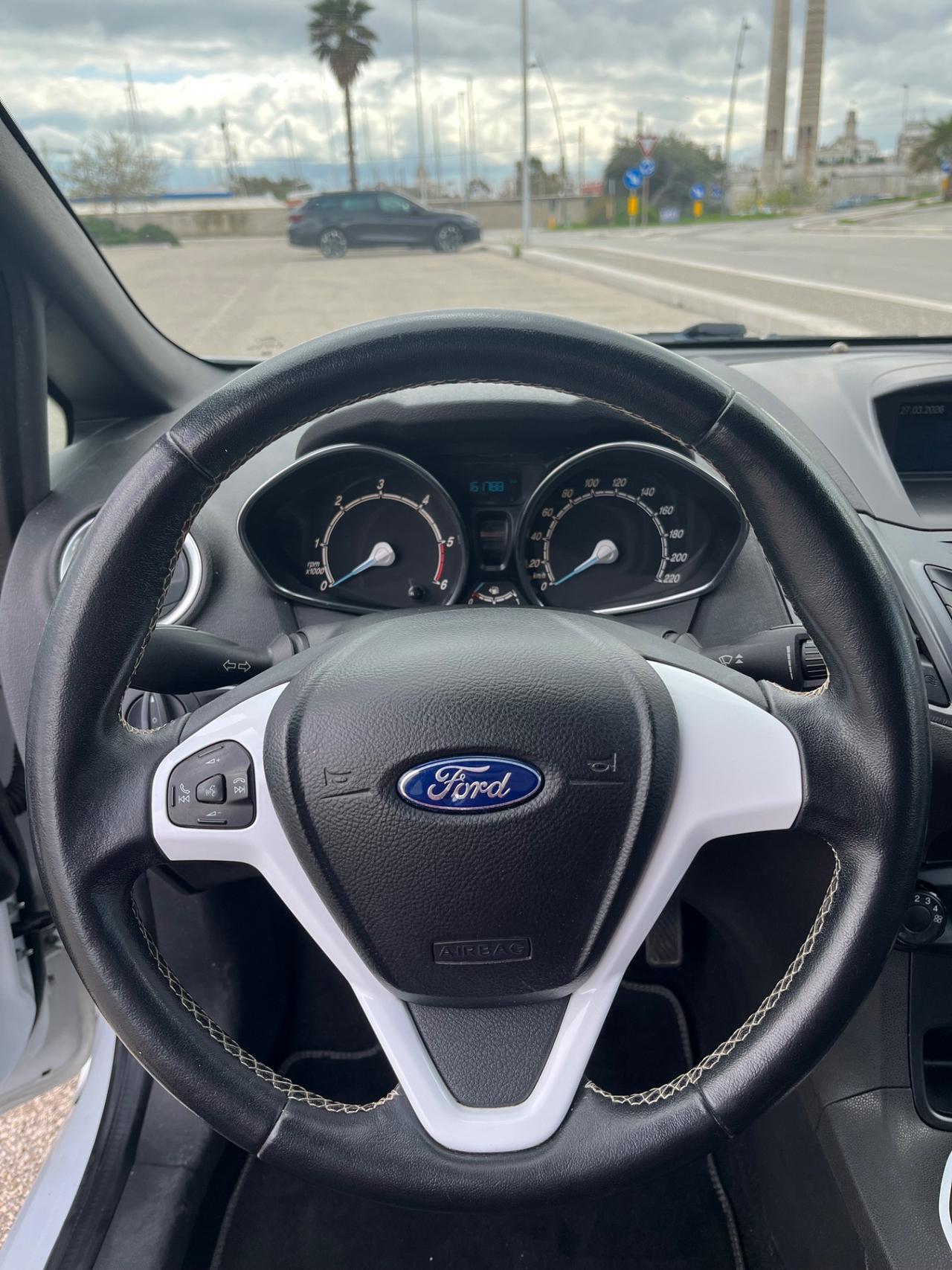 Ford Fiesta 1.5 TDCi 75CV Black & White Edition