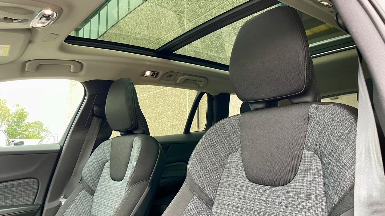 VOLVO V60 B4 2.0 GEARTRONIC MOMENTUM BUSINESS PRO 197CV - FULL LED, TETTO, SEDILI RISCALDABILI