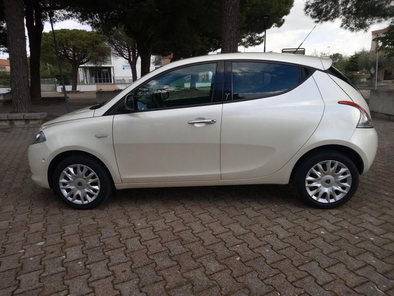 Lancia Ypsilon 1.2 69 CV 5 porte S&S Platinum