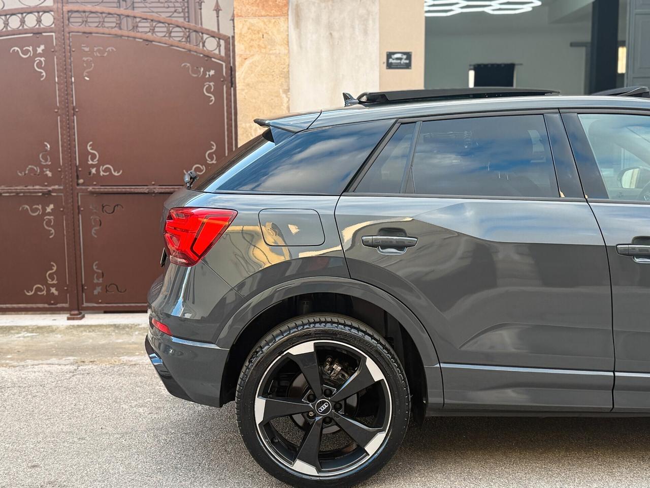 Audi Q2 35 TDI 2.0 Identity Black TETTO APRIBILE