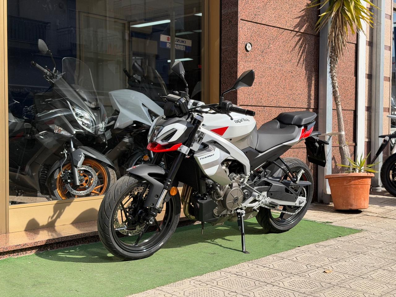 Aprilia Tuono 457 KM 0 2026 tua a soli 45€ al mese
