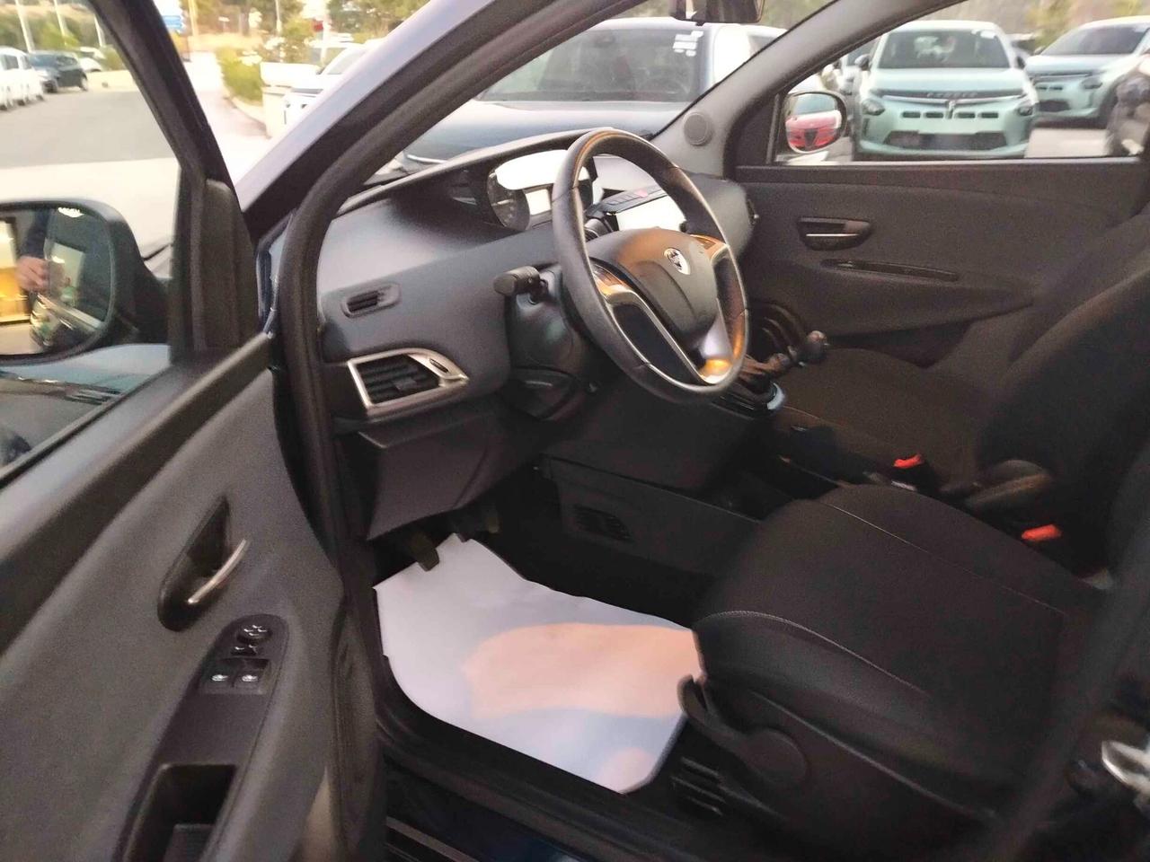Lancia Ypsilon 1.0 FireFly 5 porte S&S Hybrid Ecochic Gold