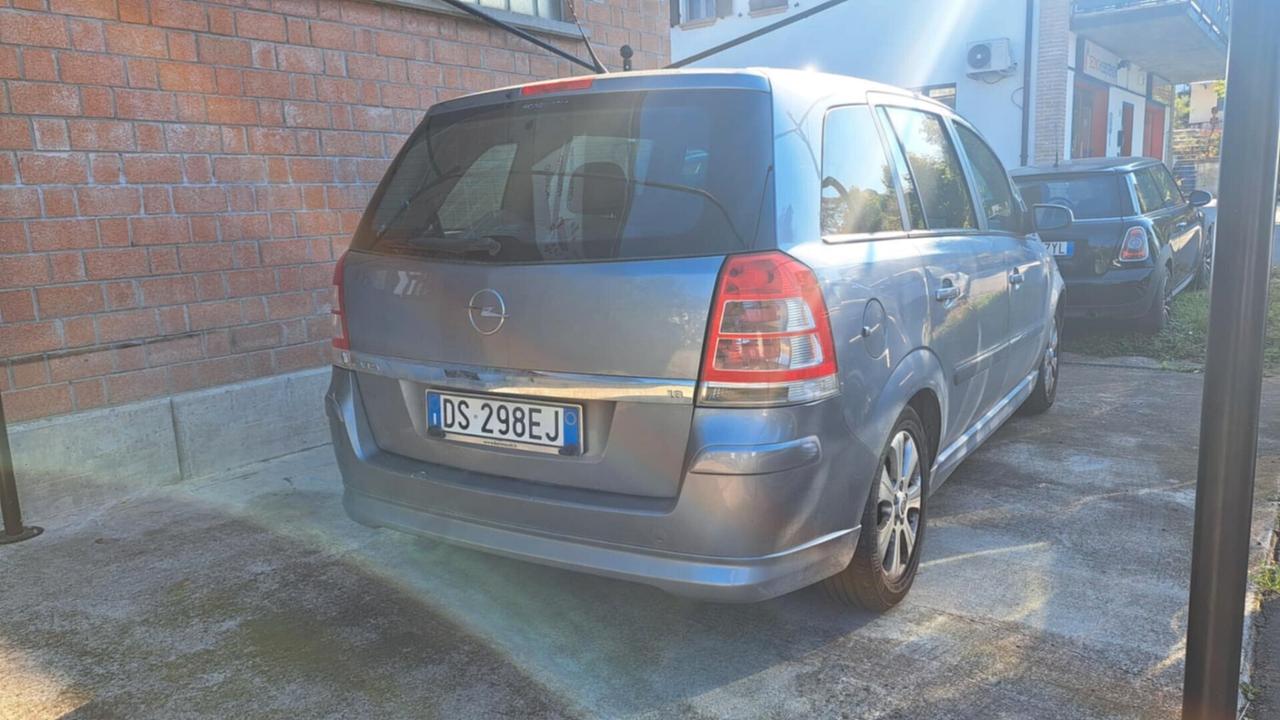 Opel Zafira 1.8 16V VVT Cosmo