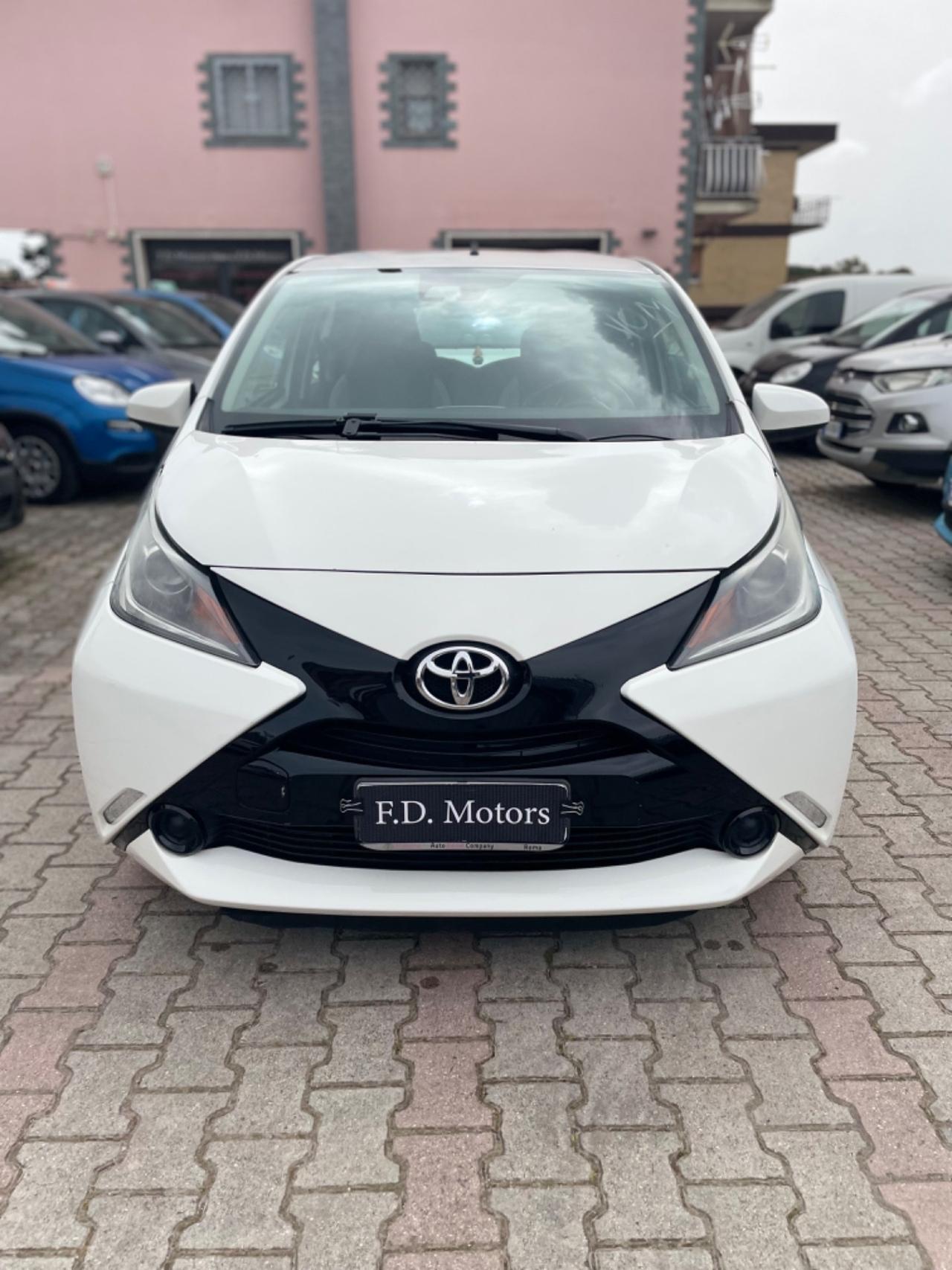 Toyota Aygo 1.0 VVT-i 69 CV 5 porte x-play TSS