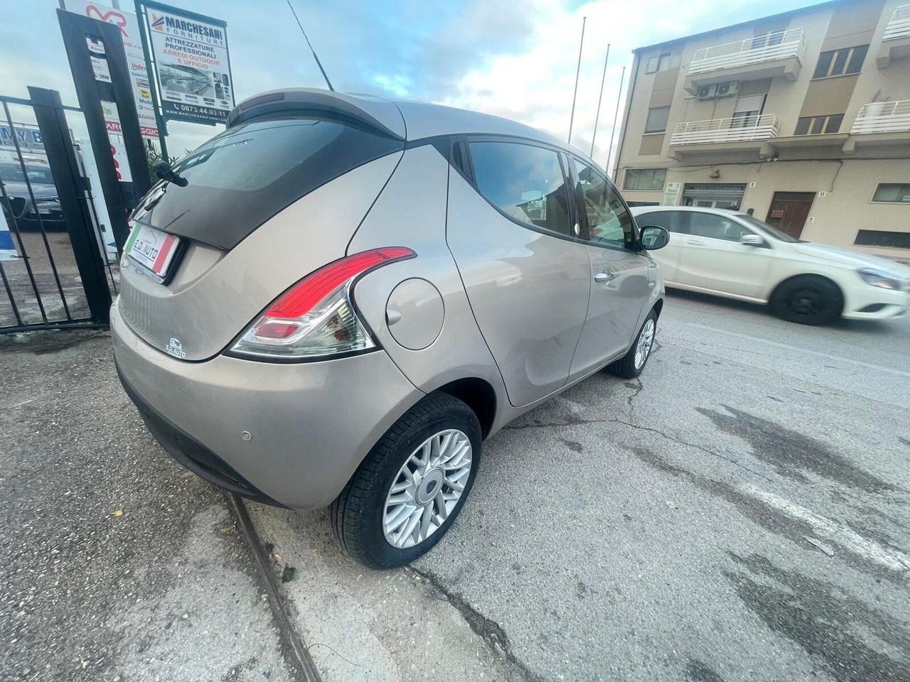 Lancia Ypsilon 0.9 TwinAir 85 CV 5 porte Metano Ecochic Elefantino