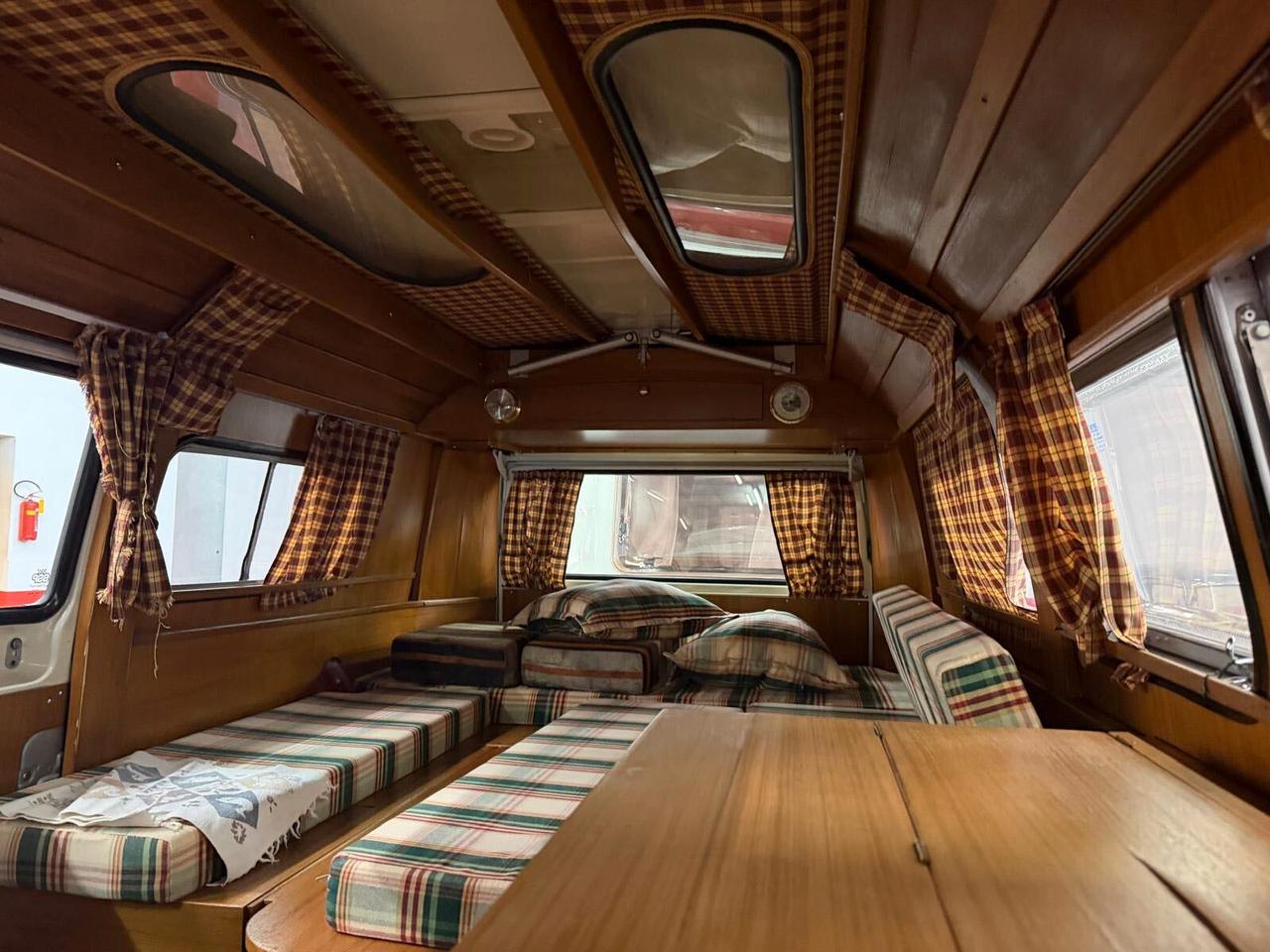 Volkswagen T2a + Roulotte Lander 340 Bora