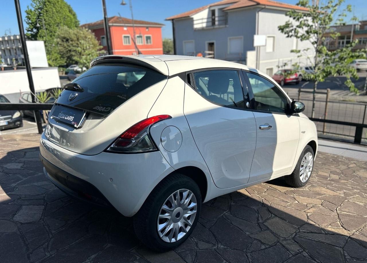 Lancia Ypsilon 0.9 TwinAir 85 CV 5 porte Metano Ecochic Silver