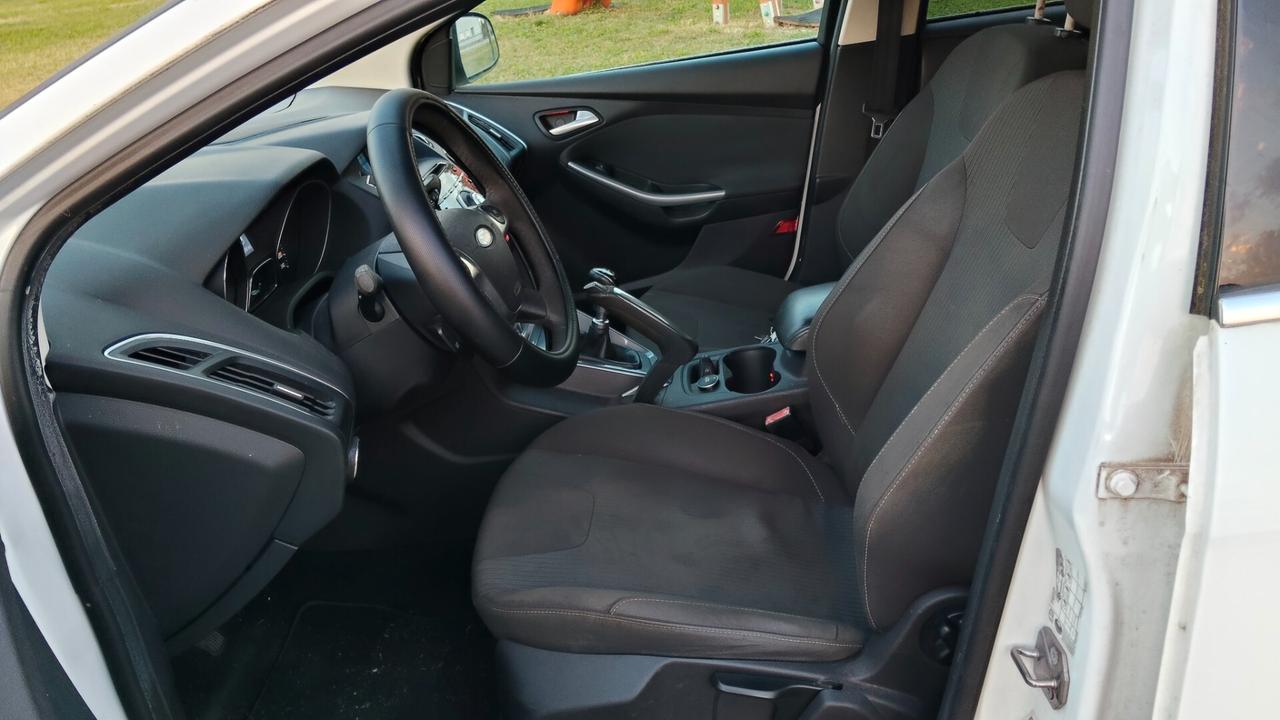 Ford Focus 1.6 TDCi con gancio traino