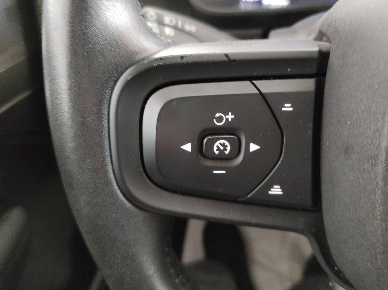 VOLVO XC40 (2017-->) - XC40 T2 Geartronic Momentum Core N1