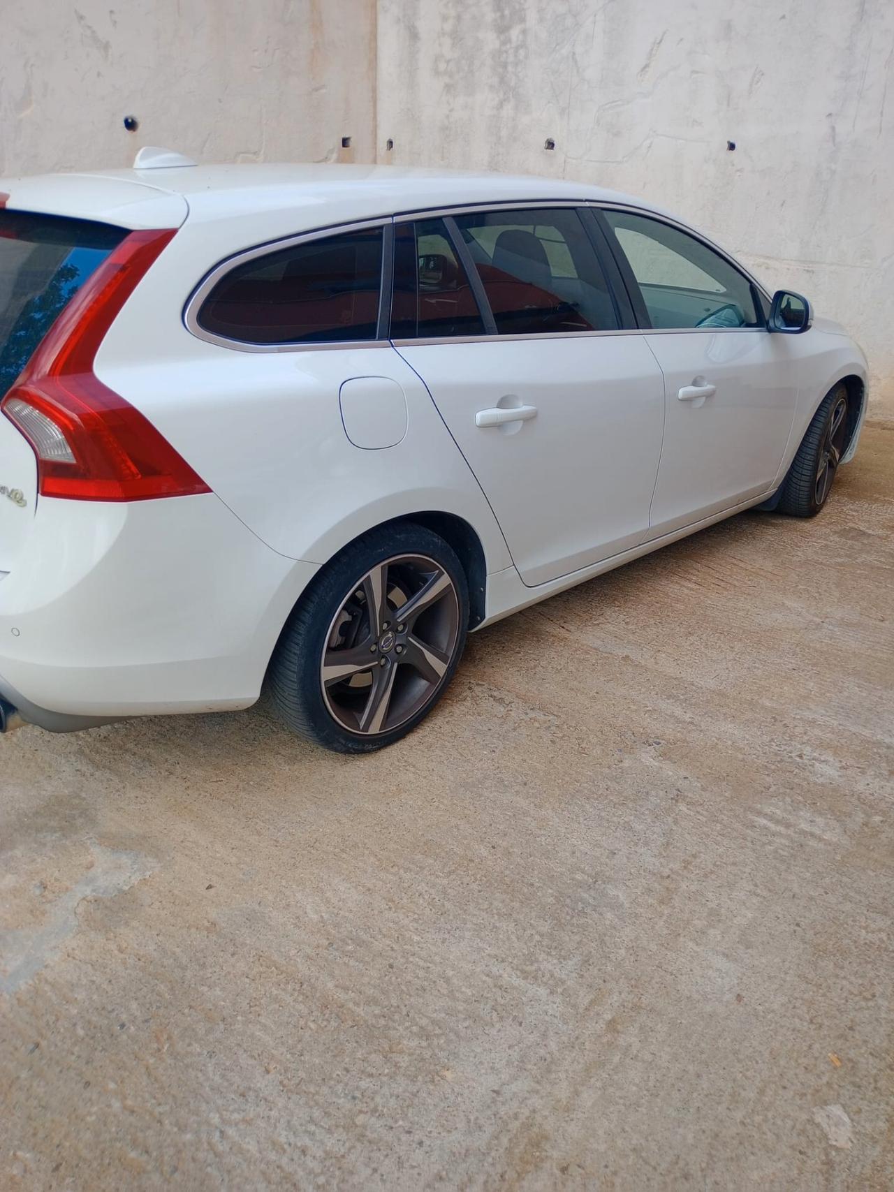 Volvo V60 r-design 1.6 d2 115cv