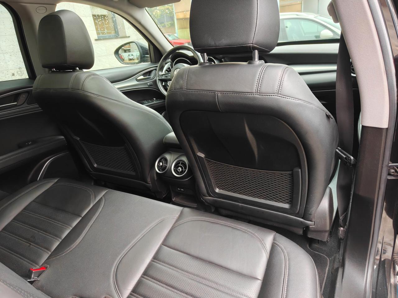 Alfa Romeo Stelvio Q4 Veloce total black