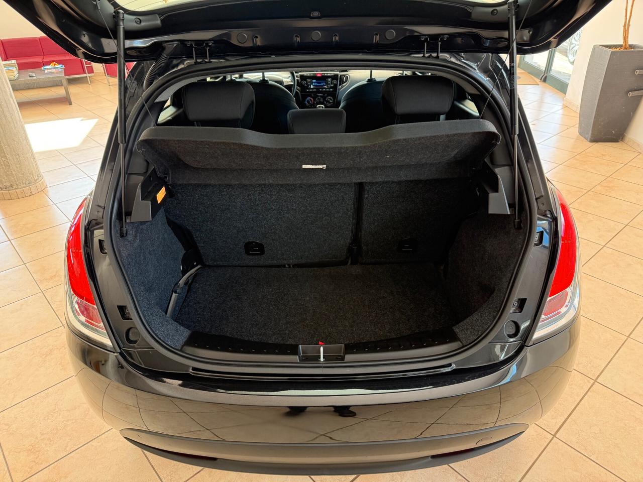 Lancia Ypsilon 1.0 FireFly 5 porte S&S Hybrid Ecochic Silver