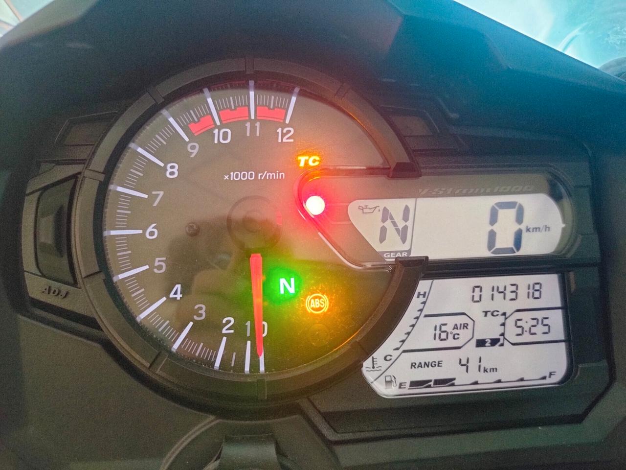 Suzuki V Strom DL 1000 soli 14.318 km.