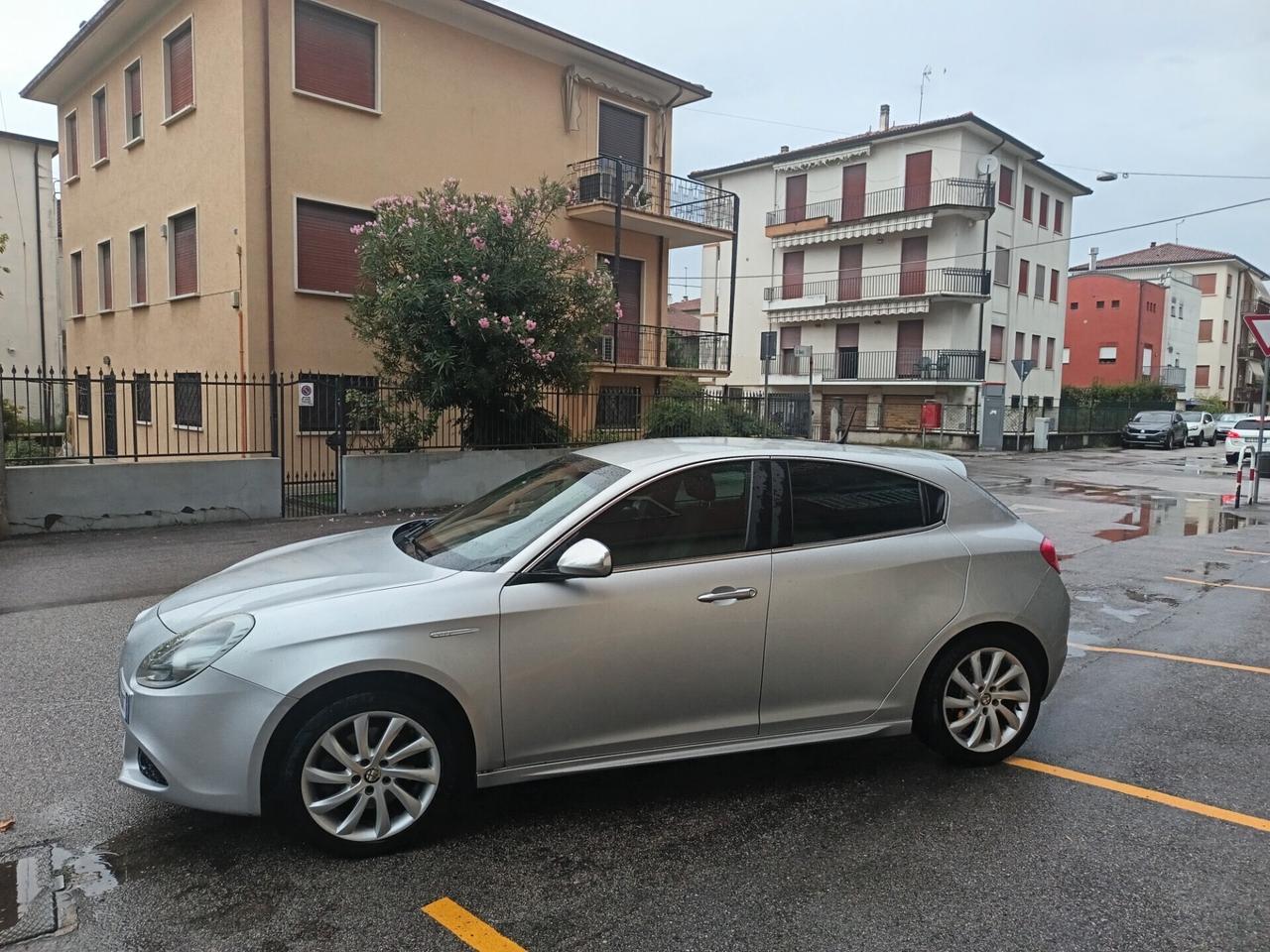Alfa Romeo Giulietta 2.0 JTDm-2 140 CV Distinctive ok neo patente