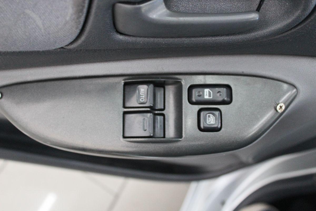 TOYOTA - Yaris - 16V 5 porte Sol